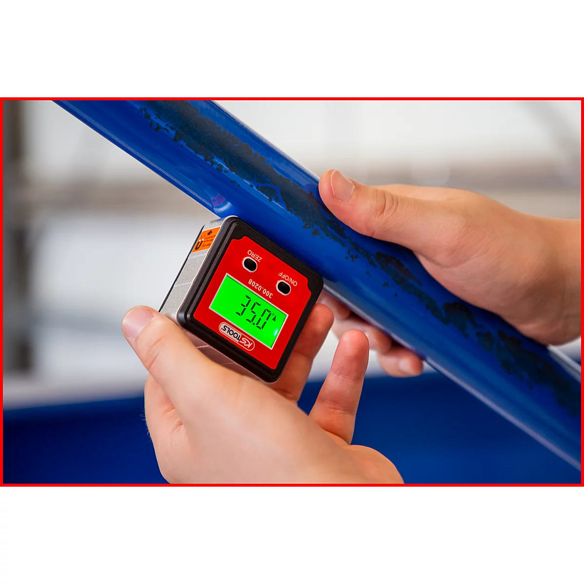 Person misst Winkel mit digitalem Neigungsmesser an blauem Rohr. Der Neigungsmesser zeigt 35,0 Grad an.